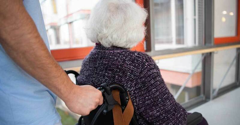 Altenpflege, Rollstuhl, Seniorin, Rentner, © Tom Weller - dpa (Symbolbild)