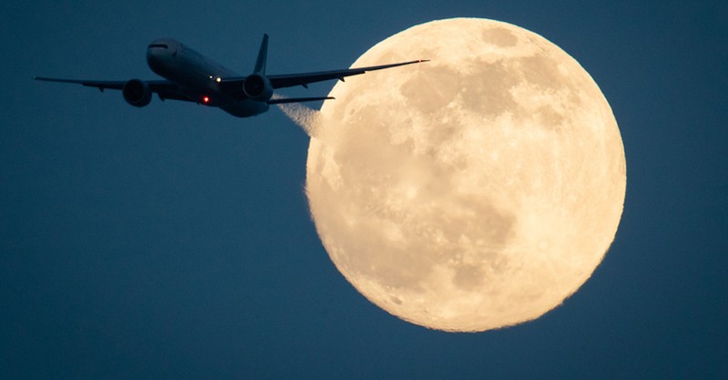 Flugzeug, Nachtflug, Fluglärm, Mond, © Aaron Chown - PA Wire / dpa (Symbolbild)