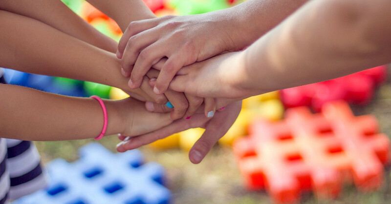 Zusammenhalt, Familie, Erwachsene, Kinder, Hände, © Pixabay (Symbolbild)