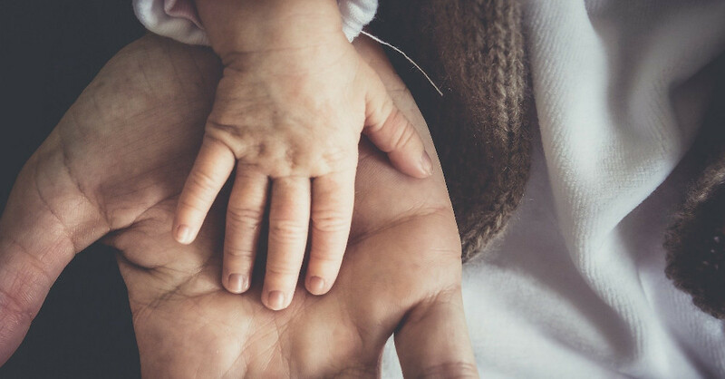 Baby, Vater, Kind, Hände, Familie, Geburt, © Pixabay (Symbolbild)