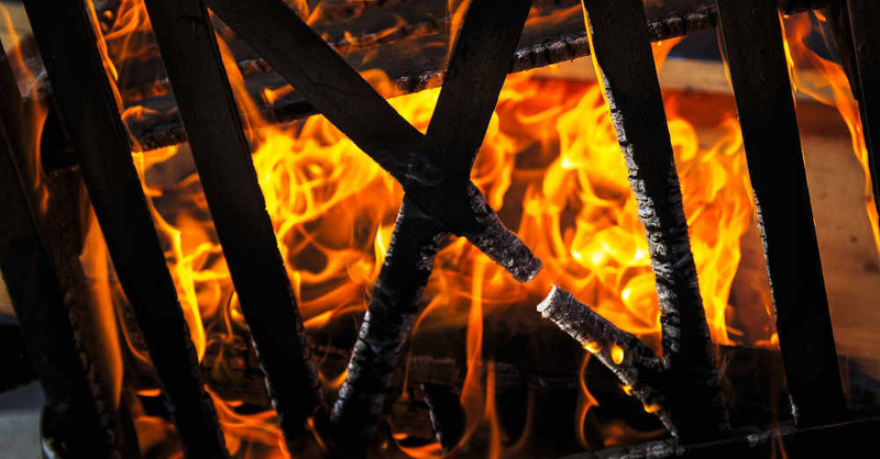 Feuer, Brand, Flammen, Holz, Feuerwehr, © Pixabay (Symbolbild)