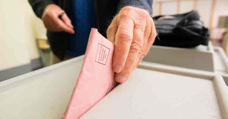 Wahlurne, Bundestagswahl, Wahl, Stimmzettel, Stimme, © Julian Stratenschulte - dpa (Archivbild)