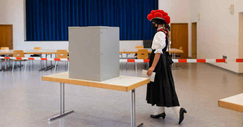 Schwarzwald, Gutach, Bollenhut, Tracht, Bundestagswahl, Wahllokal, Wahlkabine, © Philipp von Ditfurth - dpa