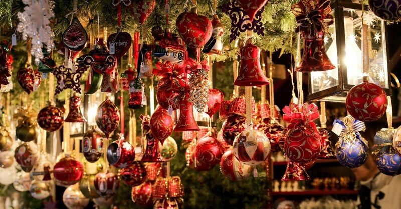 Weihnachtsmarkt, Bude, Stand, Christbaumschmuck, Weihnachtsdeko, © Pixabay (Symbolbild)