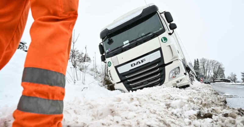 Glätte, Unfall, Panne, Schnee, Winter, Winterdienst, Lastwagen, LKW, © Felix Kästle - dpa (Symbolbild)