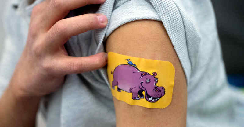 Pflaster, Impfung, Kinderarzt, Kinder, Coronavirus, Arm, Gesundheit, © Bernd Weißbrod - dpa (Symbolbild)