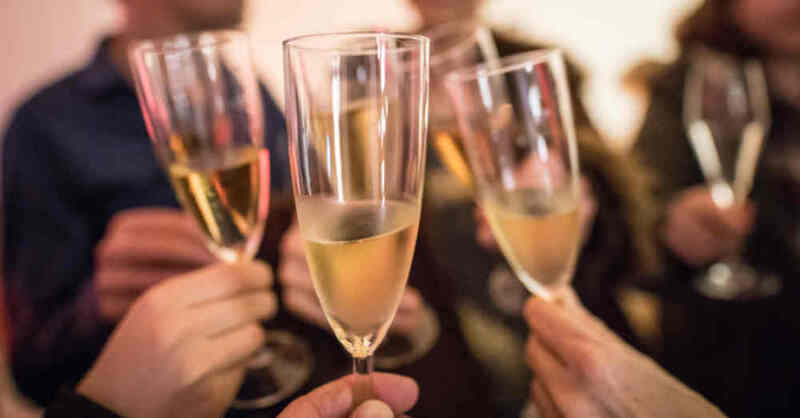 Silvester, Sekt, Anstoßen, Champagner, Feiern, Party, Neujahr, Alkohol, © Frank Rumpenhorst - dpa-tmn / dpa (Symbolbild)