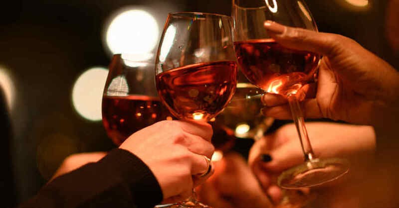 Wein, Gläser, Weinglas, Anstoßen, Feiern, Treffen, Party, Kontakte, Alkohol, Trinken, Prosten, © Robert Michael - dpa-Zentralbild