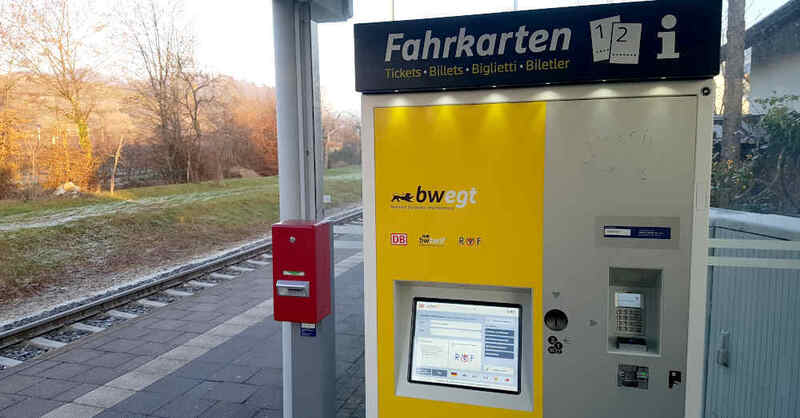 Fahrscheinautomat, Fahrkarten, Tickets, Bahnhof, Bahnsteig, Gleise, Deutsche Bahn, SWEG, Elztalbahn, © baden.fm (Archivbild)