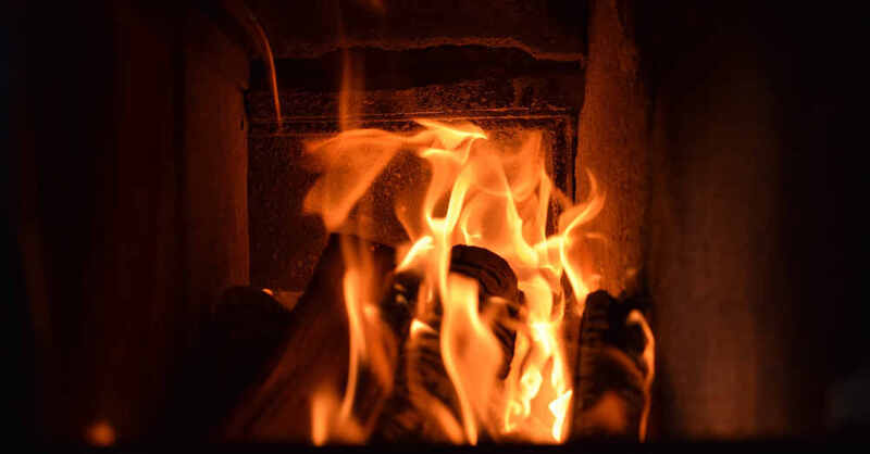 Rauch, Feuer, Ofen, Kachelofen, Hitze, Flammen, Kamin, Schornsteinfeger, © Pixabay (Symbolbild)