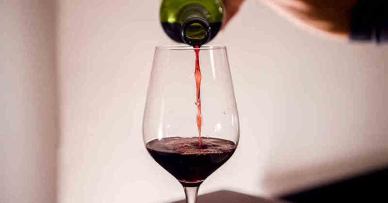 Wein, Rotwein, Weinflasche, Alkohol, Getränk, Trinken, Glas, © Finn Winkler - dpa (Symbolbild)