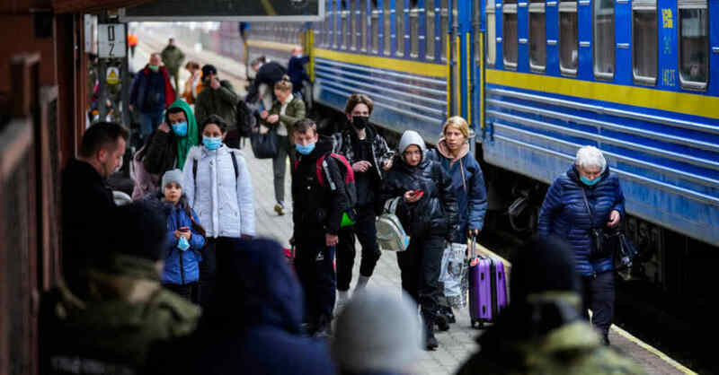 Ukraine, Bahnhof, Züge, Flüchtlinge, Krieg, © Petr David Josek - AP / dpa