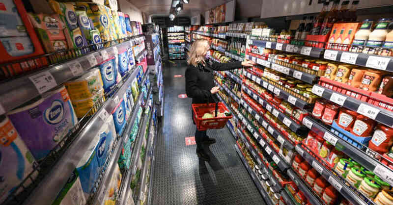 Einkaufen, Lebensmittel, Supermarkt, Verbraucher, Preise, Rewe, Regale, Kaffee, Discounter, © Arne Dedert - dpa (Symbolbild)