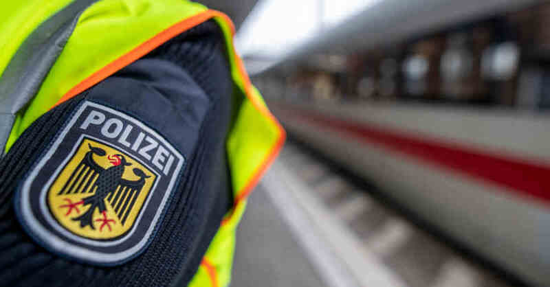 Bundespolizei, Bahnhof, Polizei, Polizist, ICE, Deutsche Bahn, Zug, © Patrick Seeger - dpa (Archivbild)