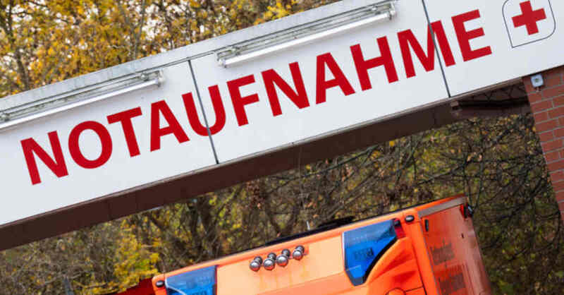 Notaufnahme, Krankenhaus, Krankenwagen, Rettungswagen, Unfall, Rettungsdienst, © Julian Stratenschulte - dpa (Symbolbild)