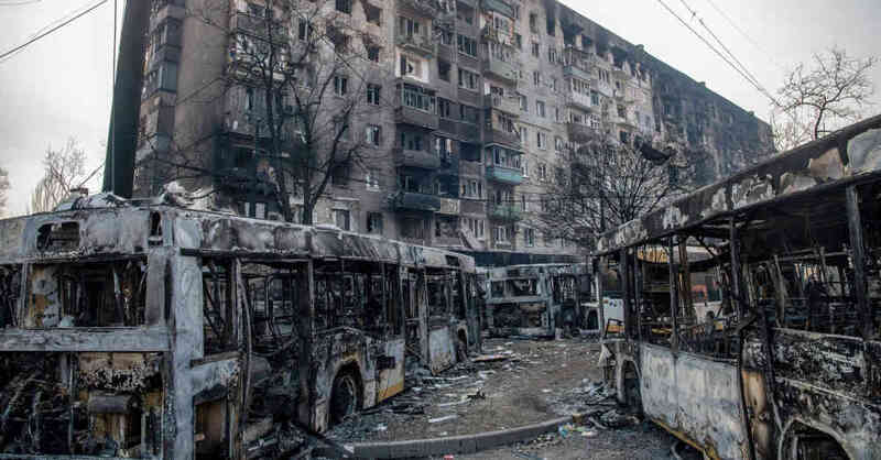 Mariupol, Ukraine, Krieg, Zerstörung, Verwüstung, Trümmer, Busse, © dpa (Archivbild)