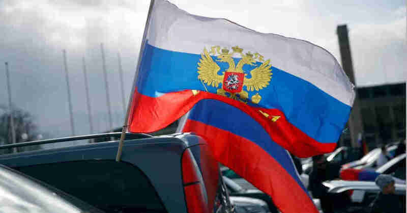 Russland, Flagge, Autokorso, Fahne, Protest, Demonstration, Demo, Krieg, Ukraine, Diskriminierung, © Carsten Koall - dpa (Symbolbild)