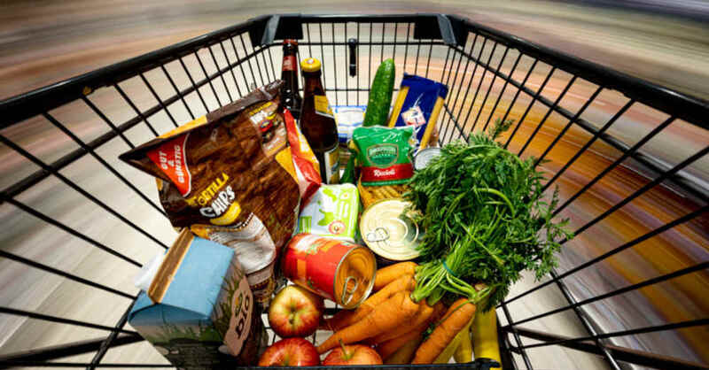 Einkaufswagen, Verbraucherpreise, Supermarkt, Lebensmittel, Einkaufen, Discounter, Kosten, © Fabian Sommer - dpa (Symbolbild)