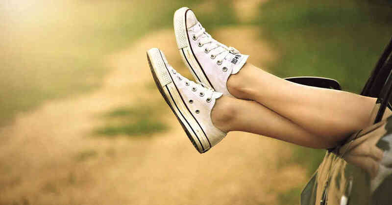 Feiertage, Urlaub, Erholung, Relaxen, Entspannung, Füße, Beine, Turnschuhe, Schuhe, © Pixabay (Symbolbild)