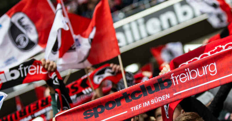 SC Freiburg, Fans, Sport-Club Freiburg, Bundesliga, Schal, Fanschal, Fußball, © Tom Weller - dpa (Symbolbild)