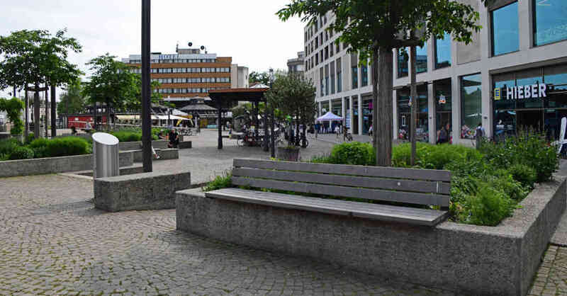 Bahnhof, Vorplatz, Bahnhofsplatz, Lörrach, LÖ, Parkbank, Sitzgelegenheit, Innenstadt, Umgestaltung, Stadtmitte, © Stadt Lörrach