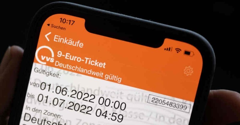 9-Euro-Ticket, Bus, Bahn, Straßenbahn, Fahrschein, Fahrkarte, Online, Handy, Smartphone, Ticket, © Marijan Murat - dpa (Symbolbild)