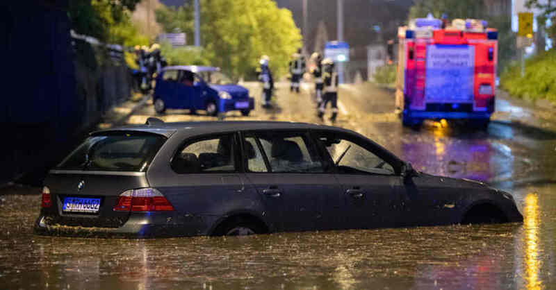 Auto, Überflutung, Hochwasser, Flut, Wasser, Unwetter, Gewitter, Überschwemmung, Feuerwehr, Polizei, © Marijan Murat - dpa (Archivbild)