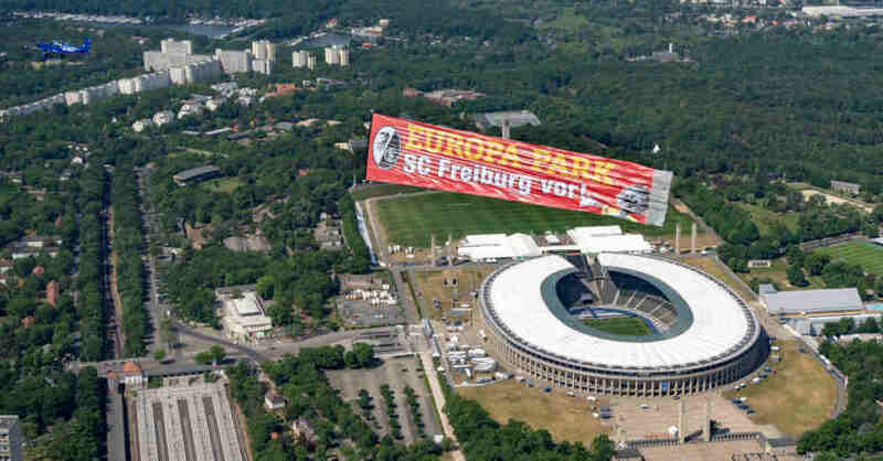 SC Freiburg, Banner, Flieger, Flugzeug, Olympiastadion, Berlin, DFB-Pokal, Finale, Europa-Park, Finalspiel, © Yorck Maecke / Europa-Park