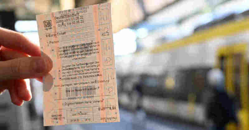 9-Euro-Ticket, Fahrschein, Fahrkarte, Deutsche Bahn, Regionalverkehr, Deutsche Bahn, Zug, Bahnhof, Monatskarte, © Bernd Weißbrod - dpa (Symbolbild)