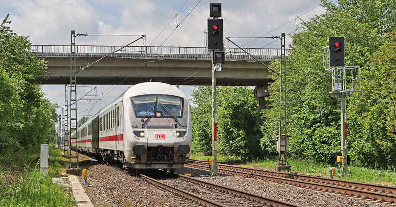 Deutsche Bahn, Zug, Intercity, IC, Rheintalbahn, Bahnbrücke, Bahn, Zug, Gleise, Oberleitung, © Pixabay (Symbolbild)