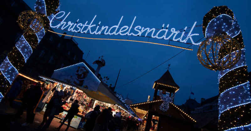 Christkindelsmärik, Straßburg, Strasbourg, Elsass, Frankreich, Weihnachtsmarkt, Weihnachten, Adventszeit, © Marijan Murat - dpa (Archivbild)
