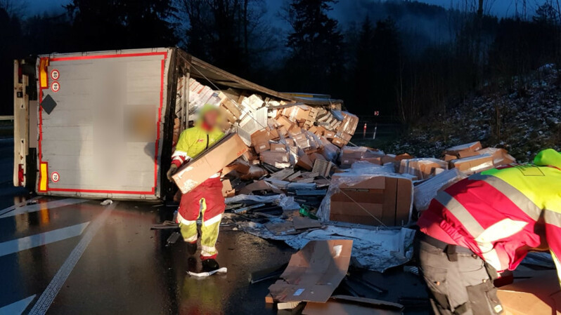 Unfall, B31, Lastwagen, LKW, © Fred Bank GmbH & Co. KG