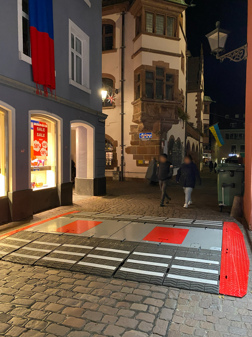 Freiburger Innenstadt, Barrikaden auf dem Boden vor dem Freiburger Rathaus