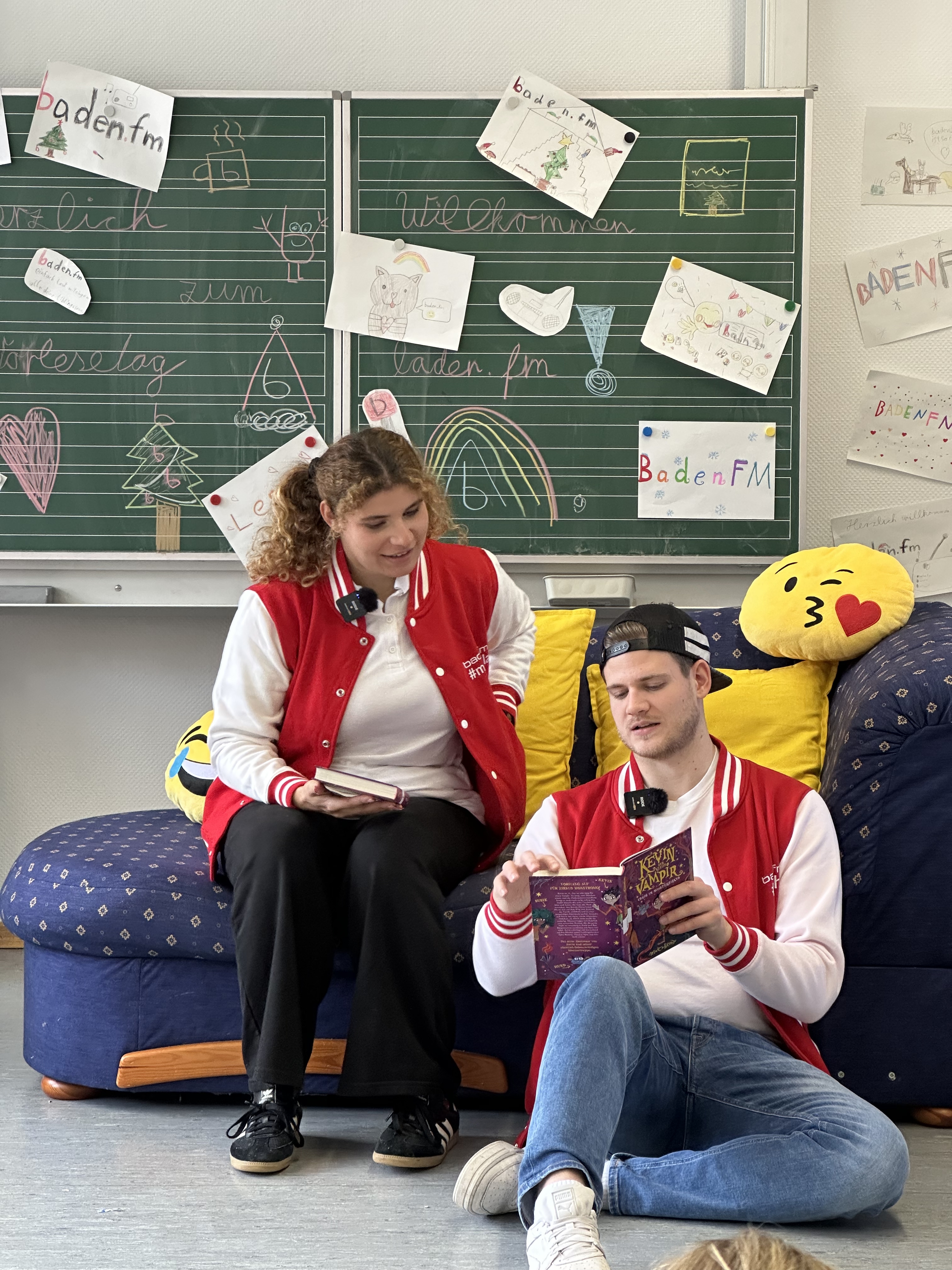 baden.fm-Moderatoren Noah und Mariella beim Vorlesetag